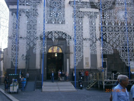 piazza - ingresso chiesa.JPG