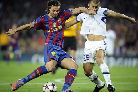 ibra avec the Wall.jpg